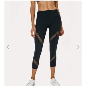 Crop leggings with mesh details